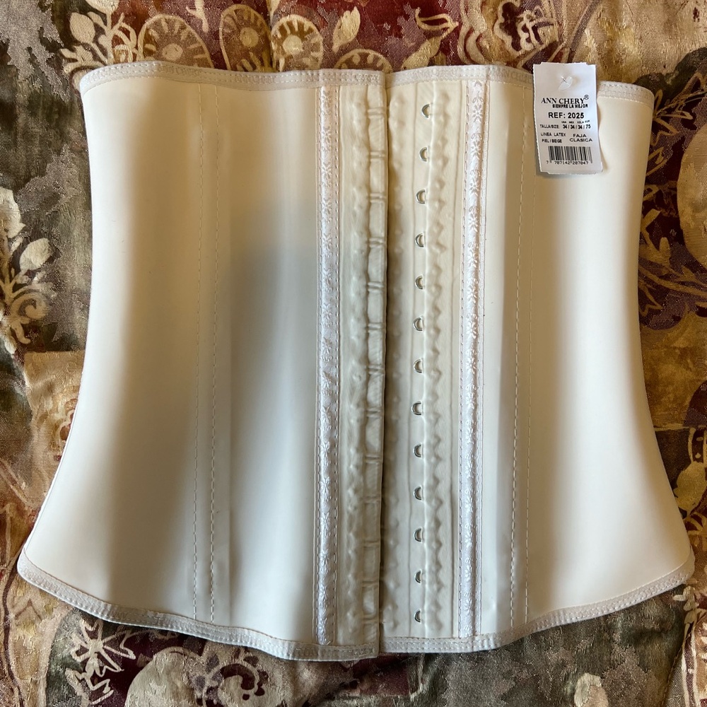 Ann Chery nude latex waist cincher
